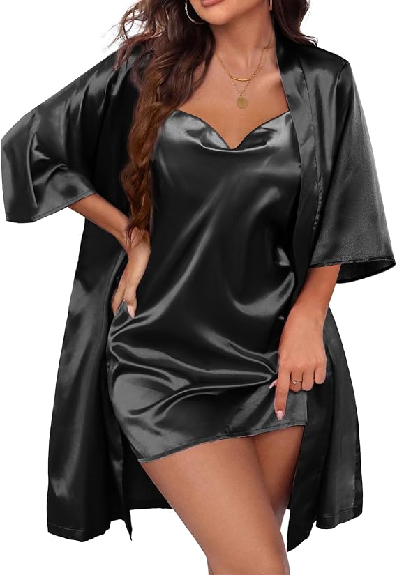 nuisette et peignoir en satin blush grande taille sur une literie en lin